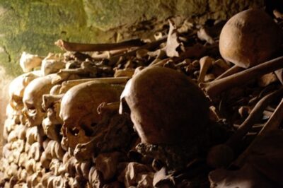 Ter Plekke – Parijs (2) – De catacomben